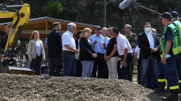 Almanya’da ölü sayısı 157’ye çıktı: Merkel sel bölgesini ziyaret etti