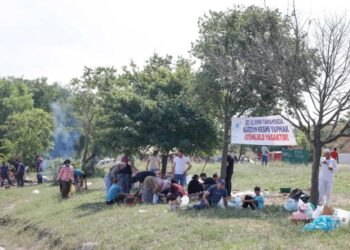 ‘Bu alanda kesim yasak’ afişinin altında kurban kestiler
