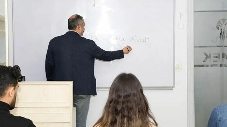 İBB, Kurmancî ve Zazakî öğretmenleri arıyor