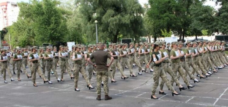 Ukrayna’da kadın askerler topukluyla yürütüldü: Aptalca bir fikir