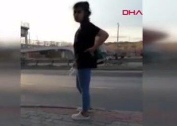 Uyarılara rağmen üst geçidi kullanmayan hemşireye otomobil çarptı