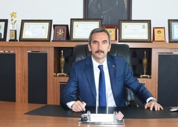 Tiyatro sanatçısını garson olarak atadı