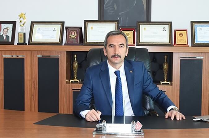 Tiyatro sanatçısını garson olarak atadı