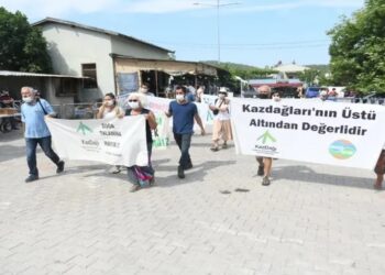 Halk tepki gösterdi maden şirketi yetkilileri toplantıyı terk etti