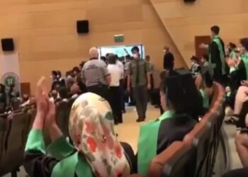 Mezuniyet töreninde Madımak’ı anan tıpçılar tartaklandı