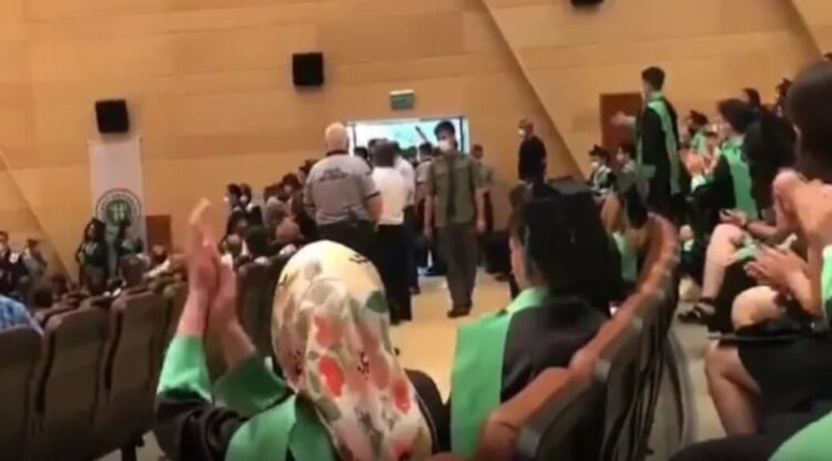 Mezuniyet töreninde Madımak’ı anan tıpçılar tartaklandı