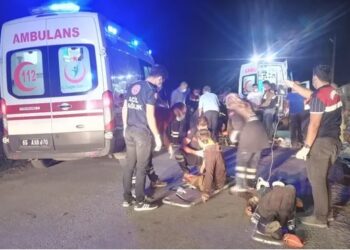 Van’da mültecileri taşıyan minibüs devrildi