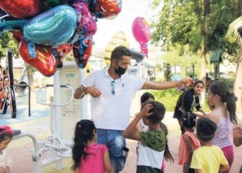 Mezar taşlarına balon bağlayan adamın duygulandıran hikayesi