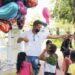 Mezar taşlarına balon bağlayan adamın duygulandıran hikayesi