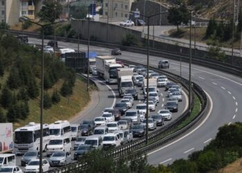 Bayram dönüşü zincirleme kaza TEM’i kilitledi
