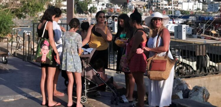 Mavi yolculukta taciz iddiası: Karanlıkta ellerini…