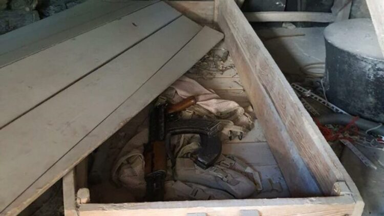 Cami bahçesinde bulunan eski tabuttan cephanelik çıktı