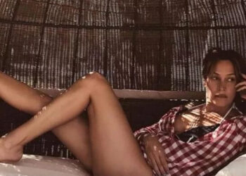 Ebru Cündübeyoğlu’dan tatilde seksi pozlar