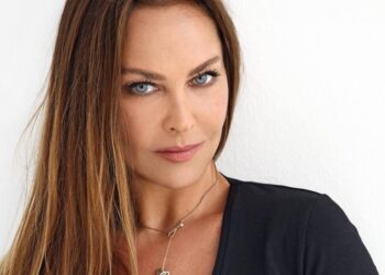 Hülya Avşar ipli bikiniyle sosyal medyayı salladı