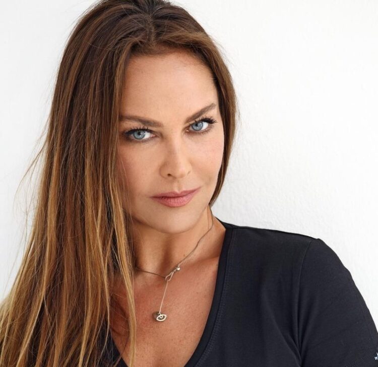 Hülya Avşar ipli bikiniyle sosyal medyayı salladı