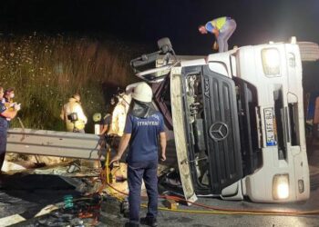 Kuzey Marmara Otoyolu’nda TIR devrildi: 2 ölü