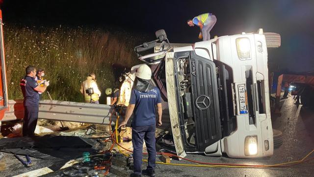 Kuzey Marmara Otoyolu’nda TIR devrildi: 2 ölü