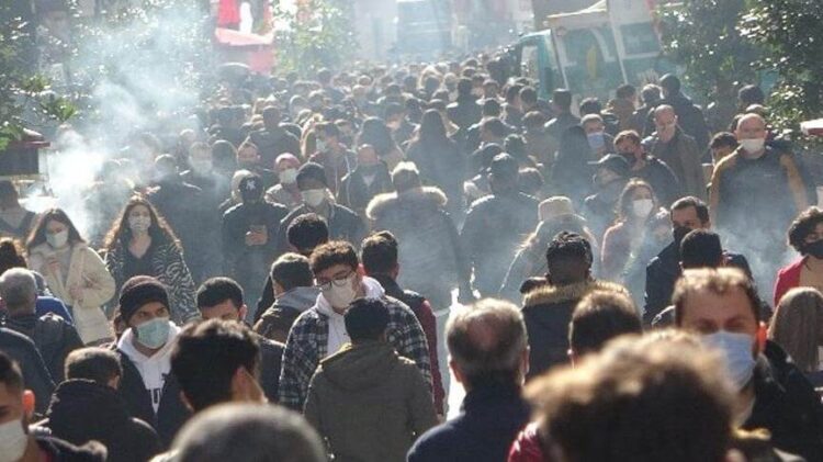 Yeni dalga uyarısı! Kısıtlamalar geri gelir mi? Bilim Kurulu üyesi açıkladı