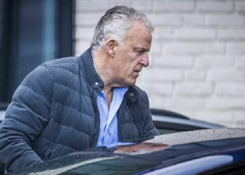 Hollandalı gazeteci Peter R de Vries silahlı saldırıya uğradı