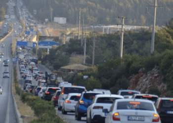 Akın akın geliyorlar: Kilometrelerce kuyruk
