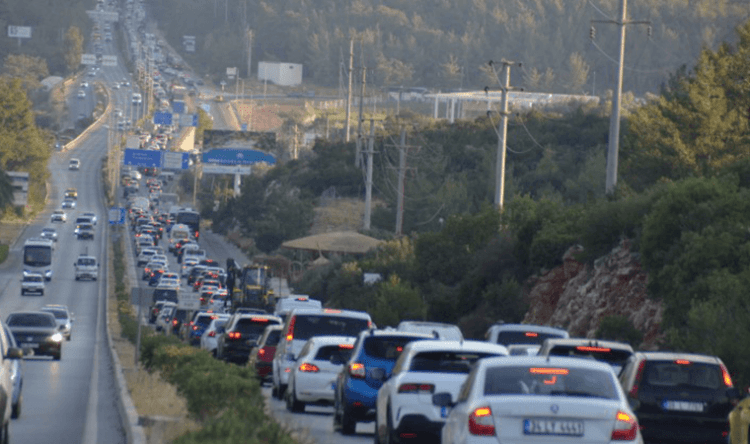 Akın akın geliyorlar: Kilometrelerce kuyruk