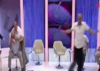 Canlı yayında şok kavga: Eski bakan yardımcısı yediği yumruktan sonra…