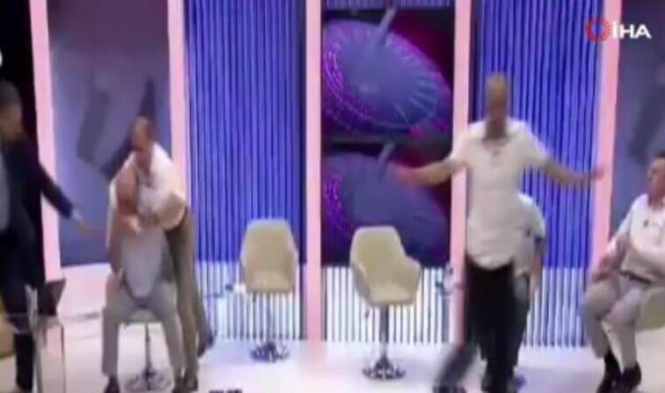 Canlı yayında şok kavga: Eski bakan yardımcısı yediği yumruktan sonra…