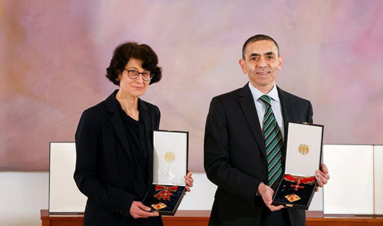 Özlem Türeci ve Uğur Şahin’den yeni aşı açıklaması