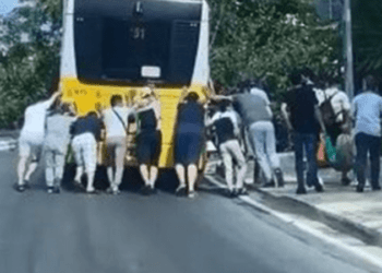 Onaylanmayan bütçe yolcuya otobüs ittirdi