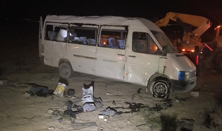 Tarım işçilerini taşıyan minibüs takla attı