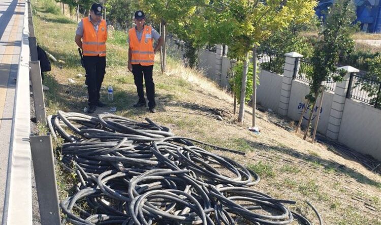 Hırsızlar milyonluk kamu zararına sebep oldu