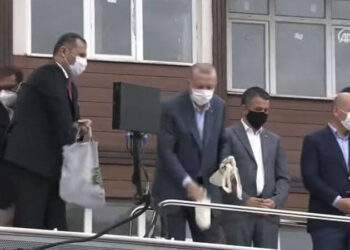 Erdoğan, Rize’de sel mağdurlarına çay fırlattı