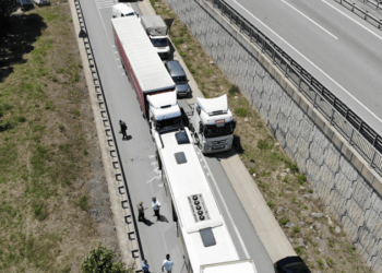 2 TIR ve İETT otobüsü birbirine girdi