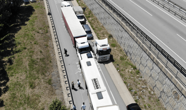 2 TIR ve İETT otobüsü birbirine girdi