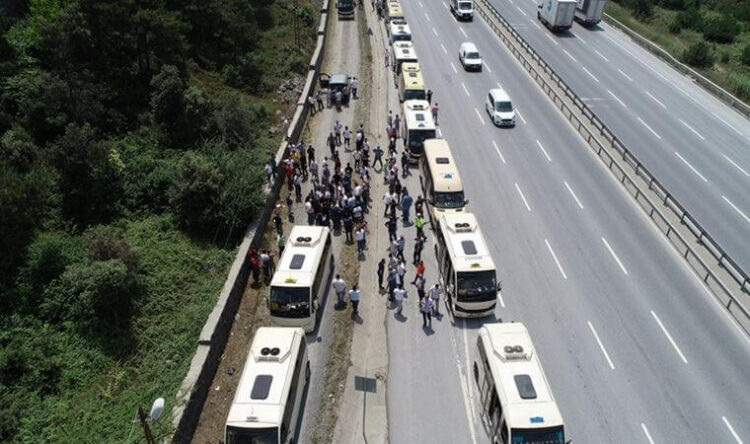 İstanbul’da minibüsçüler ayaklandı: Yüzlerce araç kontak kapattı