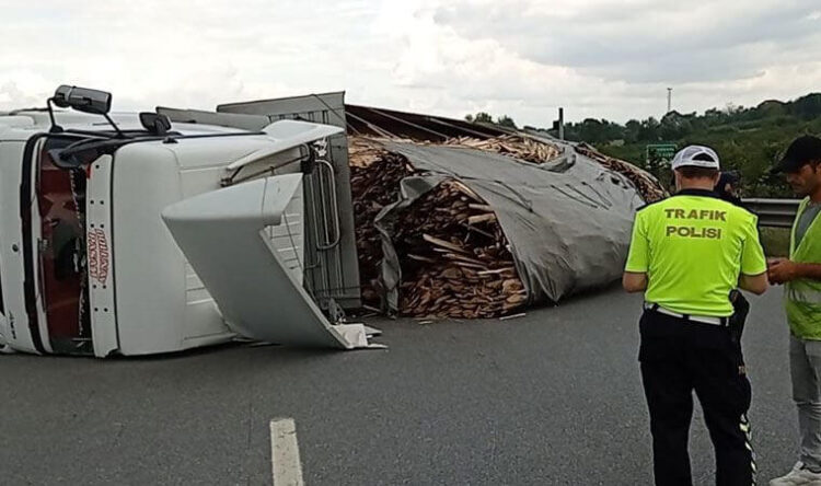 Tır devrildi, TEM Otoyolu ulaşıma kapandı