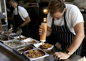 Bakanın istifasını ücretsiz kebap dağıtarak kutladılar