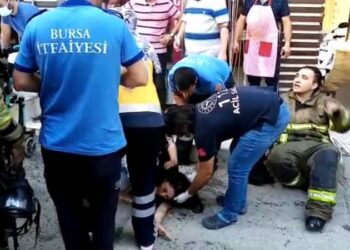 Evini ateşe verip, sokağa çıkarak yanışını izledi