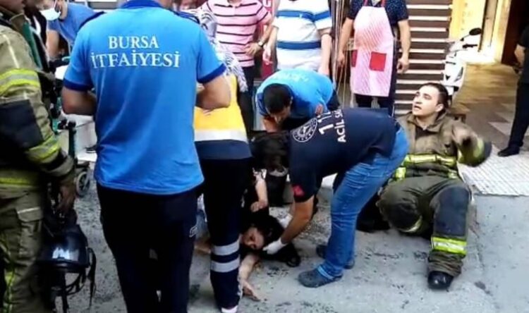 Evini ateşe verip, sokağa çıkarak yanışını izledi