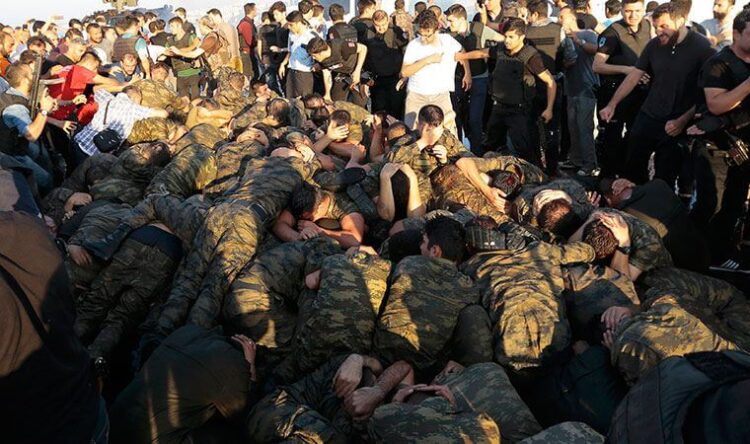 Dakika dakika 15 Temmuz: Darbe girişiminde ne oldu ve neler yaşandı?