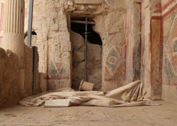 Okul bahçesinde Roma lahitleri