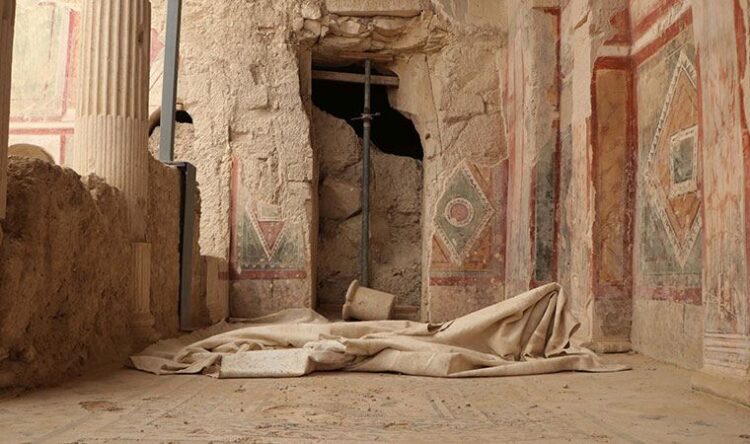 Okul bahçesinde Roma lahitleri