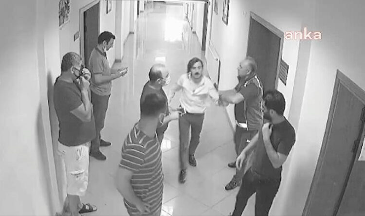 Gazeteciyi belediye binasında doğalgaz borusu ile darp ettiler