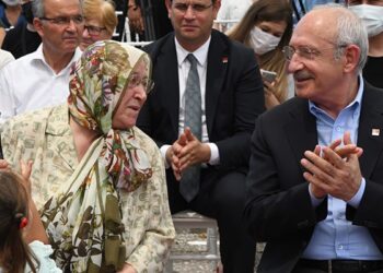 Kılıçdaroğlu, Kıymet Teyze ile birlikte park açtı