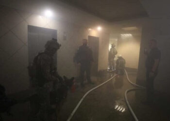 Evden çıkmak istemeyen kiracı polisle çatıştı