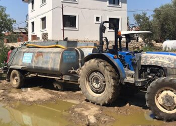 Köylere tankerlerle su taşınıyor