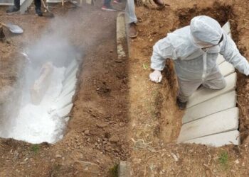 Kabus başladı! Kireç döküp öyle defnettiler