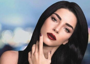 Merve Boluğur dekoltesini emoji ile kapattı