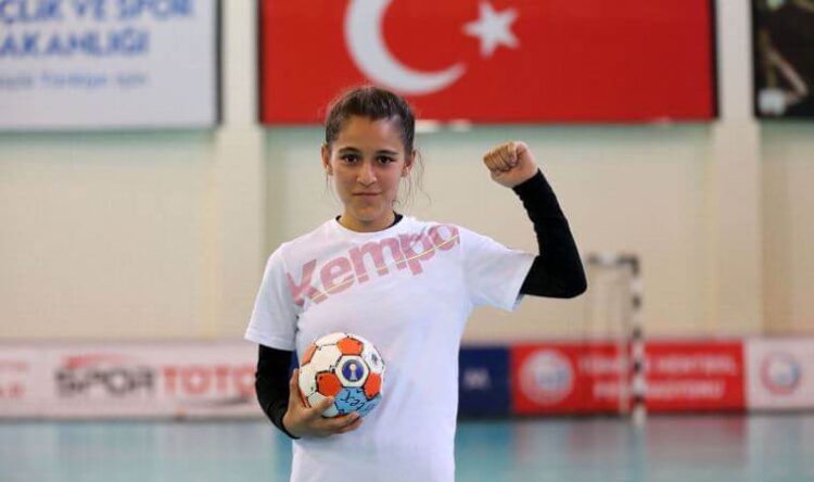 Merve Akpınar’a eğitim ve spor bursu verildi