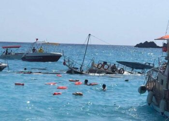 Muğla’da tur teknesi battı
